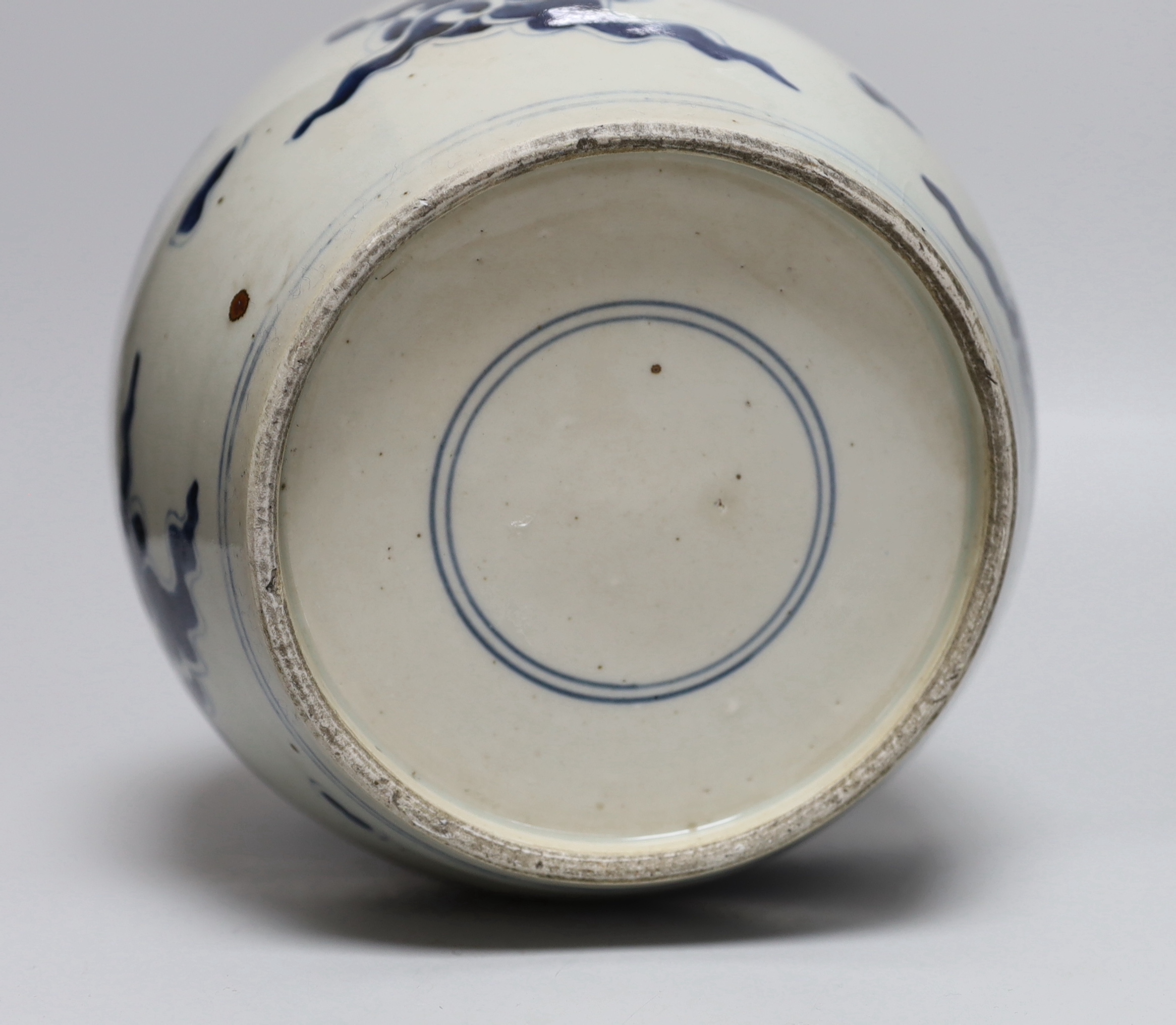An 18th/19th century Chinese blue and white ‘dragon’ jar, with associated cover, jar 20.5cm high